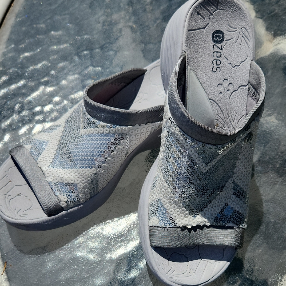 Bzees Women's Silver and Gray Mules